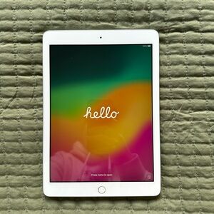 Apple iPad 6th Generation – 128GB (Wi-Fi) – Great Condition